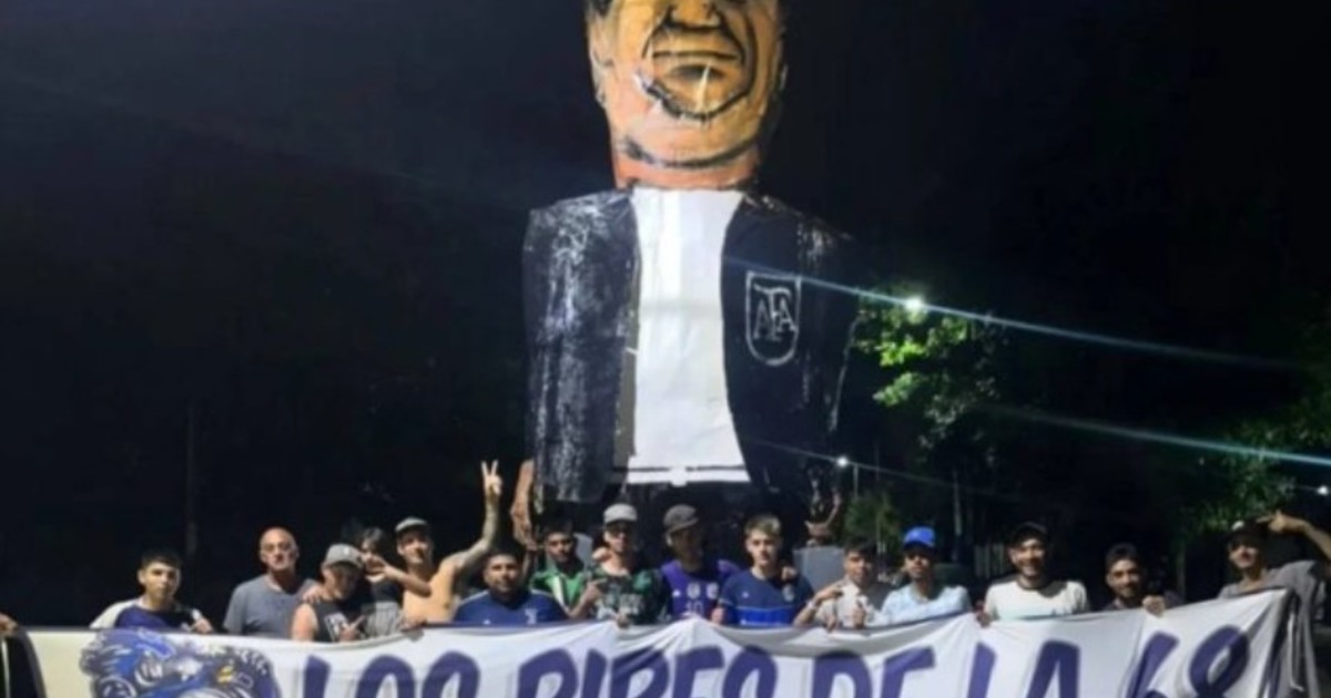 hinchas-de-gimnasia-y-esgrima-la-plata-quemaron-un-muneco-de-chiqui-tapia