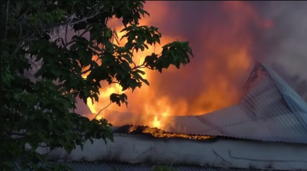un-incendio-arraso-un-hotel-repleto-de-turistas-extranjeros-en-uruguay:-se-tiraron-por-la-ventana-para-escapar
