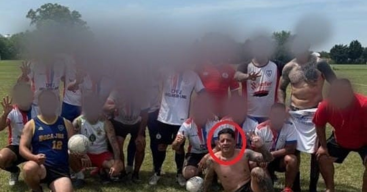 estaba-profugo-por-un-robo-millonario-y-cayo-jugando-al-futbol:-lo-descubrieron-por-la-camiseta-de-su-equipo