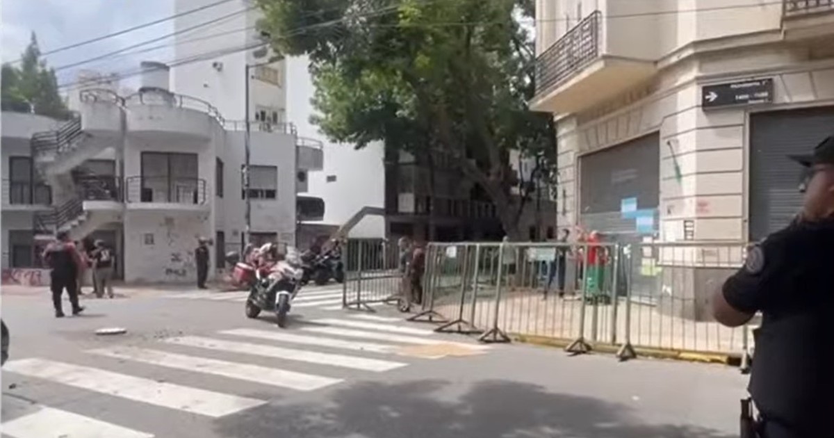 accidente-fatal-frente-a-la-casa-de-cristina-kichner:-un-taxi-atropello-a-un-peaton-tras-ser-chocado-por-una-moto-robada