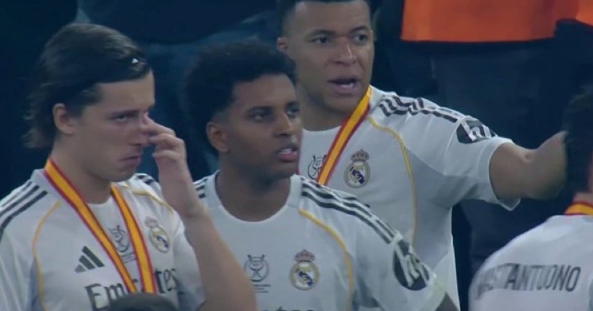 el-«espaldazo»-del-real-madrid:-kylian-mbappe-boicoteo-el-pasillo-al-barcelona-campeon-de-la-supercopa-de-espana