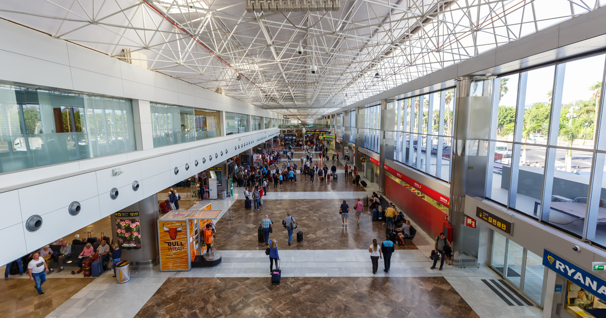 un-hombre-intento-subir-a-su-esposa-muerta-a-un-avion-y-lo-descubrieron-cuando-la-llevaba-en-silla-de-ruedas
