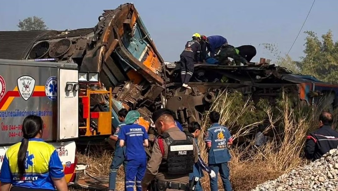 tragedia-en-tailandia:-una-grua-cayo-sobre-un-tren-en-marcha-y-dejo-al-menos-25-muertos
