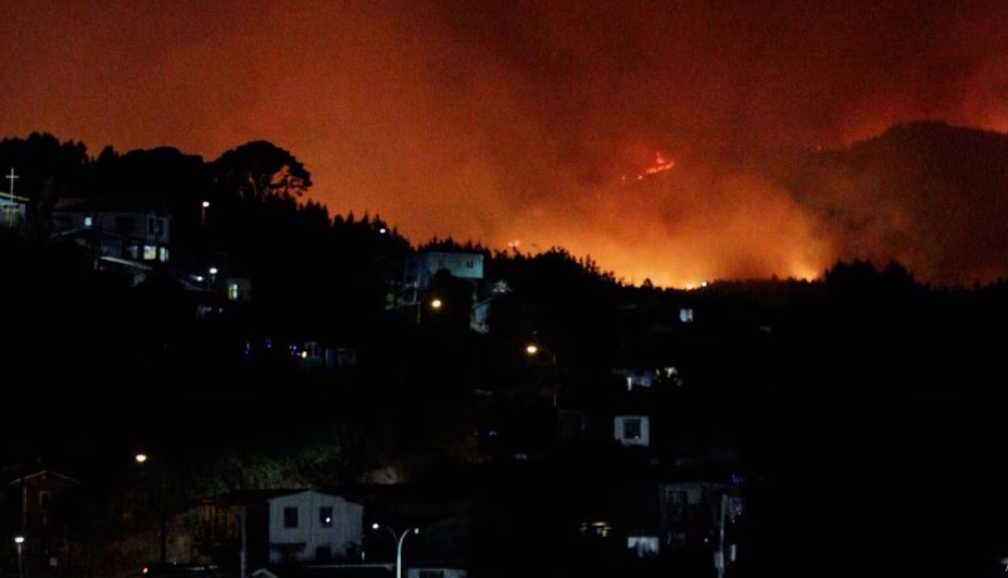 confirman-16-muertos-por-los-incendios-forestales-en-el-sur-de-chile:-hay-mas-de-50.000-evacuados