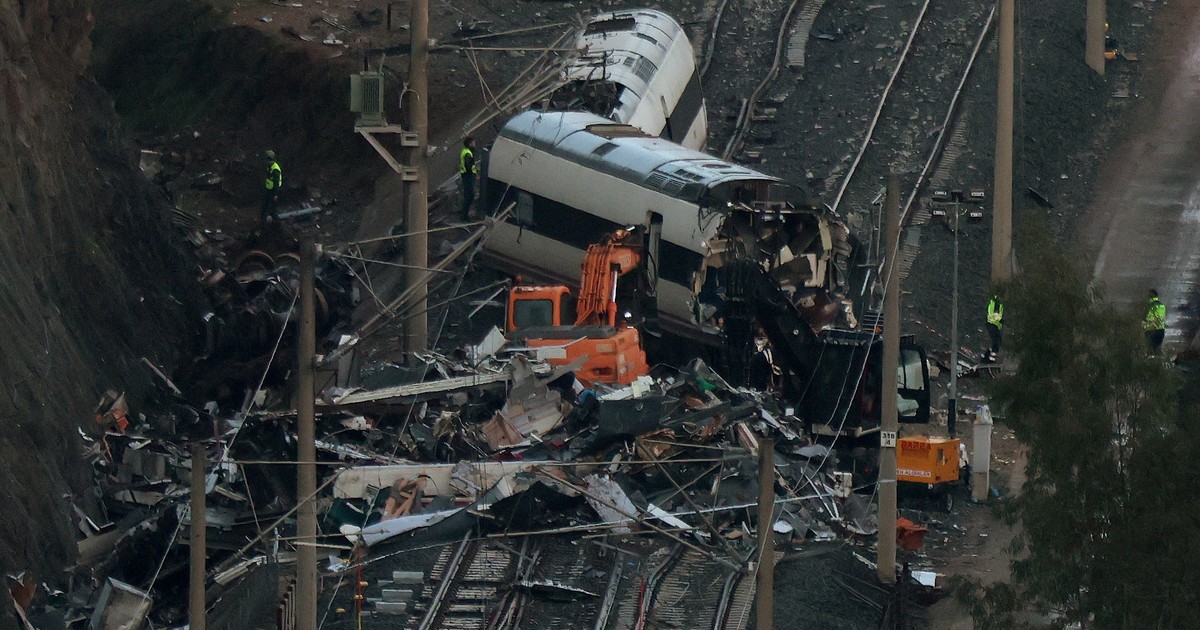 elevan-a-45-los-muertos-por-el-choque-de-trenes-en-espana:-ya-encontraron-los-cuerpos-de-todas-las-personas-denunciadas-como-desaparecidas-en-adamuz