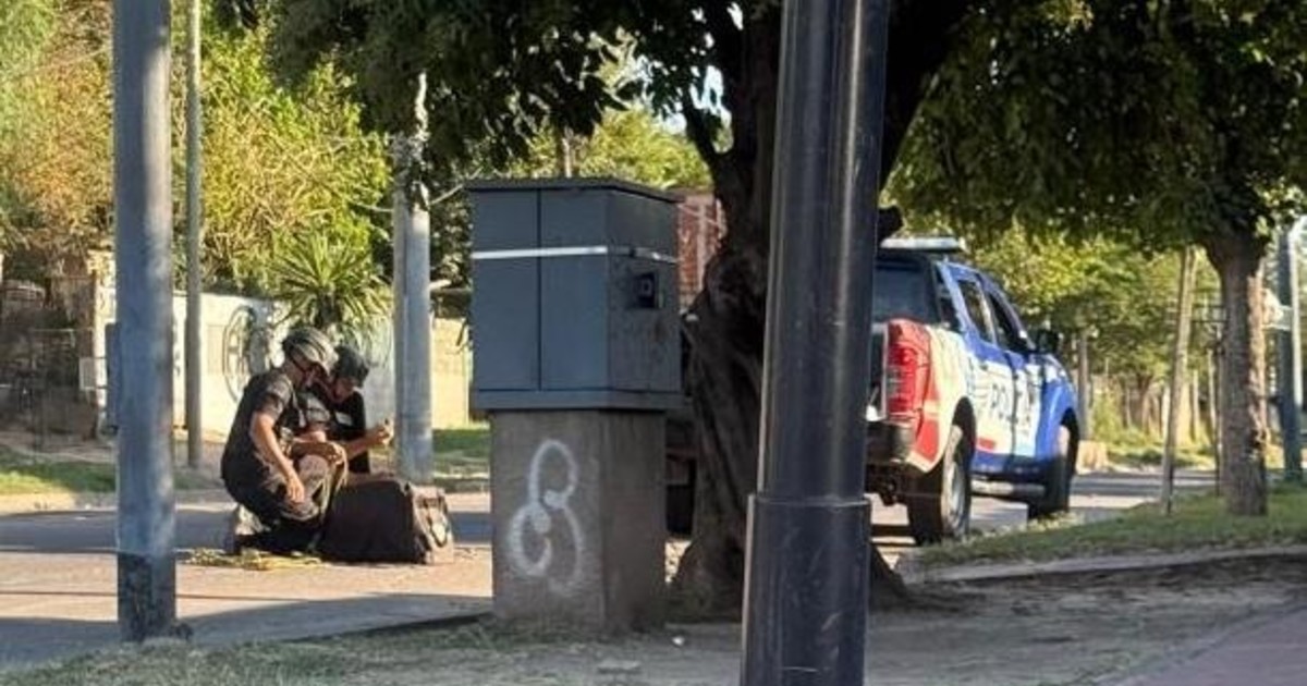 tension-en-cordoba:-lanzaron-una-granada-contra-un-patrullero-de-la-policia-en-medio-de-un-operativo