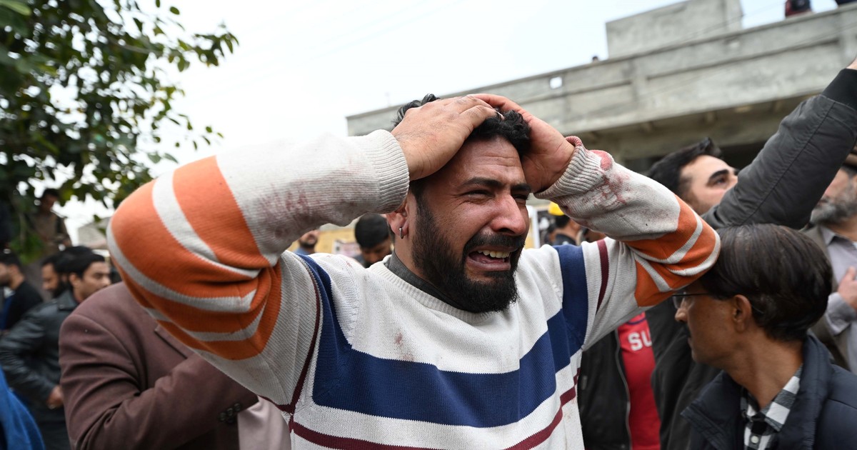 un-ataque-suicida-deja-31-muertos-y-169-heridos-en-una-mezquita-en-pakistan:-«habia-cadaveres-por-todas-partes»