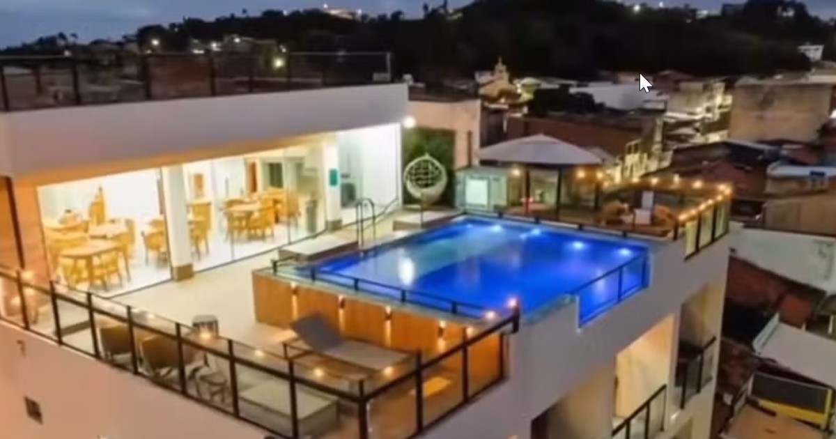 conmocion-en-brasil:-una-madre-y-su-hijo-mueren-en-una-piscina-por-culpa-de-una-guirnalda-de-luces