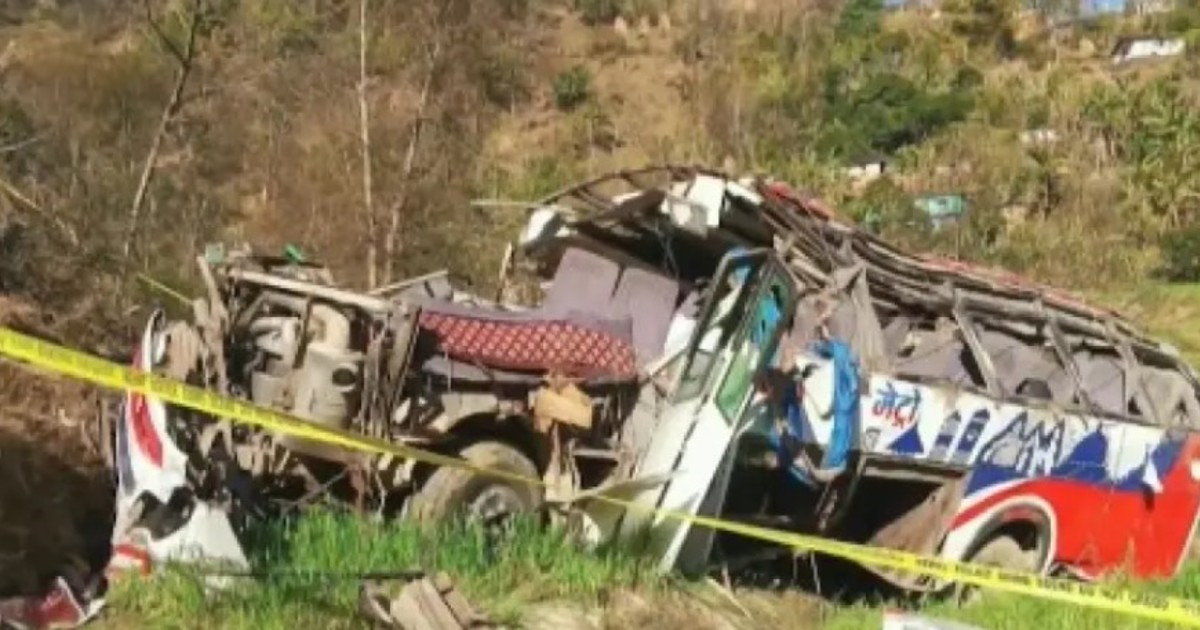 un-micro-con-invitados-a-una-boda-cayo-por-una-pendiente:-hubo-13-muertos-y-34-heridos