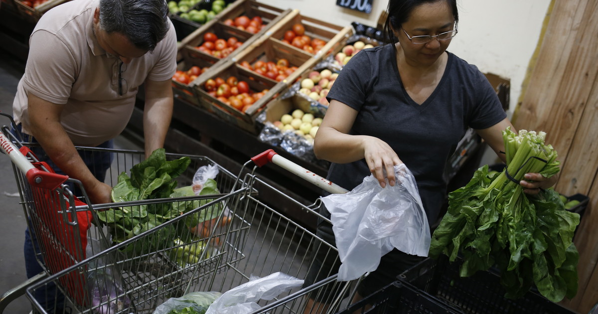 si-el-indec-hubiese-actualizado-su-canasta-de-precios,-la-inflacion-de-enero-habria-sido-mas-baja