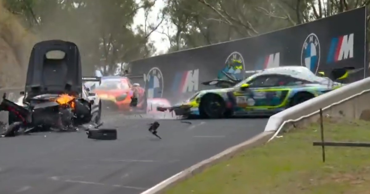 caos-en-las-12-horas-de-bathurst:-un-canguro-fue-atropellado-a-250-km/h-y-cuando-volvieron-a-correr-dos-autos-protagonizaron-un-choque-estremecedor