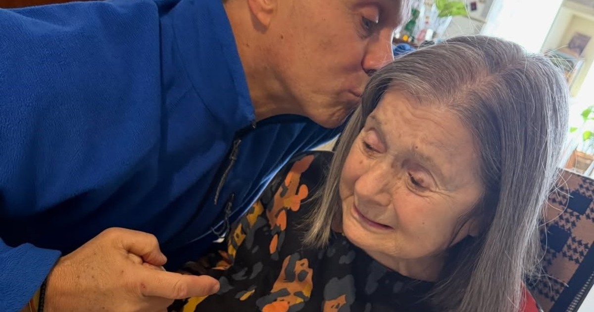 sergio-lapegue-celebro-el-cumpleanos-de-su-mama-elba,-a-dias-del-violento-asalto-en-su-casa-de-lomas-de-zamora