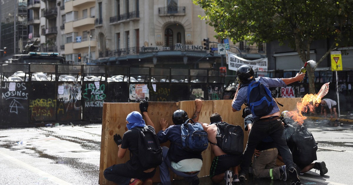 dictan-la-prision-preventiva-y-seguira-detenido-el-manifestante-que-armo-y-tiro-una-bomba-molotov-a-la-policia-durante-la-marcha-por-la-reforma-laboral