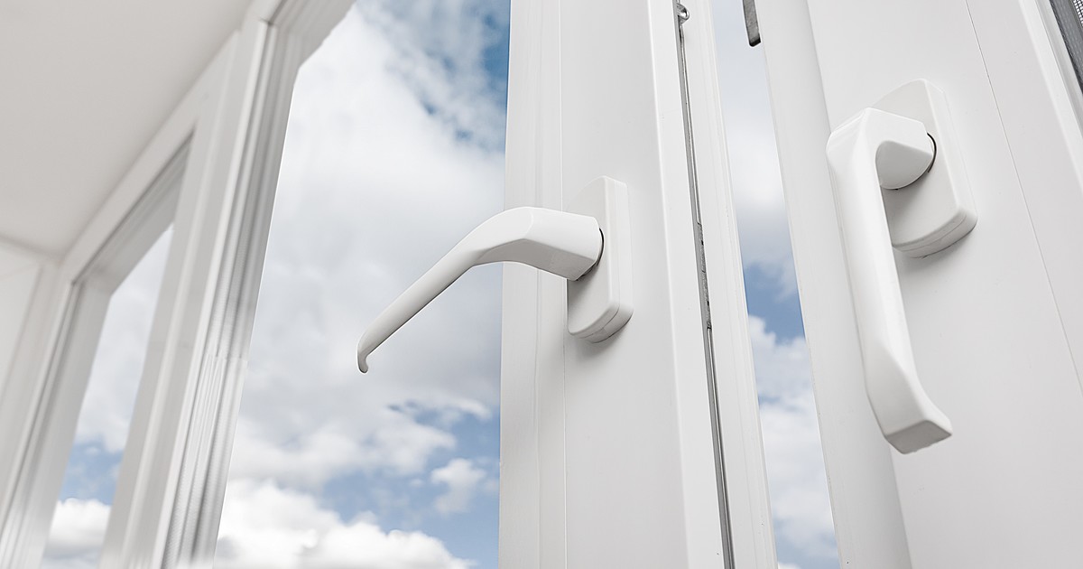 para-que-sirve-poner-bicarbonato-en-los-rieles-de-las-ventanas-y-por-que-recomiendan-hacerlo