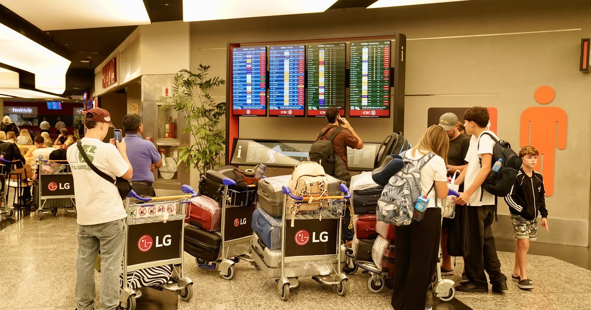 «nos-arruino»:-la-impotencia-de-una-familia-que-se-iba-de-vacaciones-a-brasil-y-quedo-varada-en-ezeiza-por-el-paro-de-la-cgt