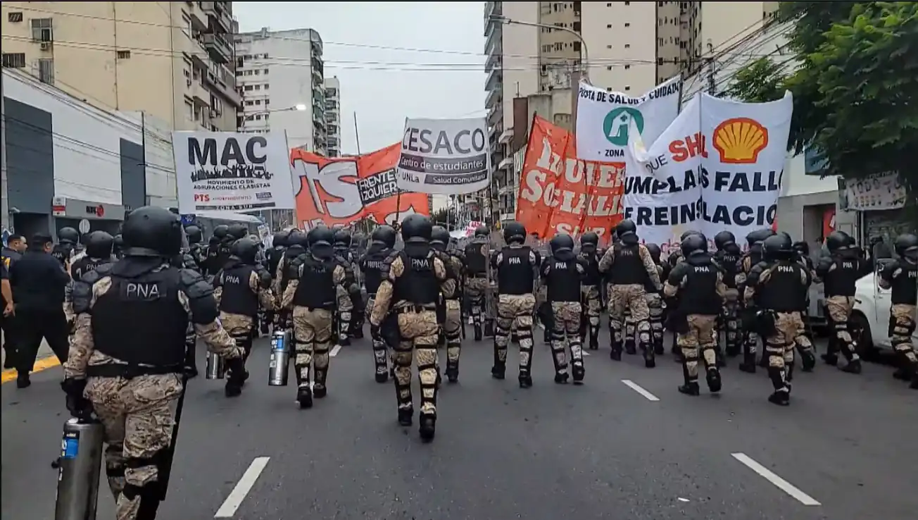 tension-en-el-puente-pueyrredon:-la-policia-se-enfrento-con-los-manifestantes-y-libero-el-transito
