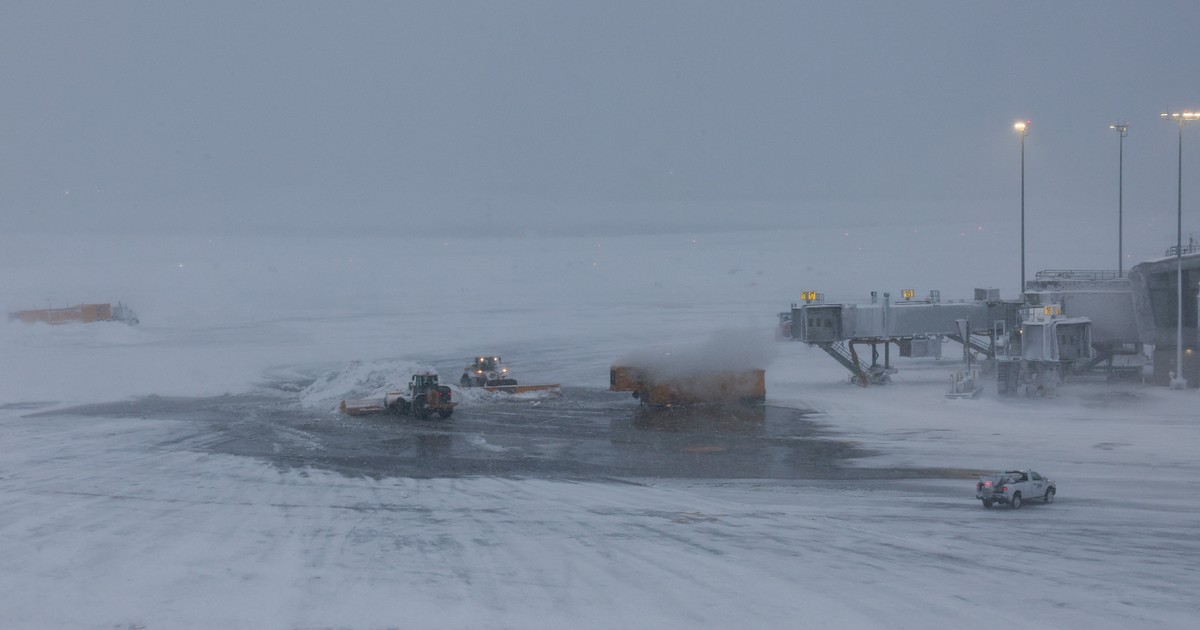 tormenta-en-nueva-york:-alerta-en-los-aeropuertos-jfk-y-laguardia-por-mas-de-mil-vuelos-cancelados-en-pleno-estado-de-emergencia