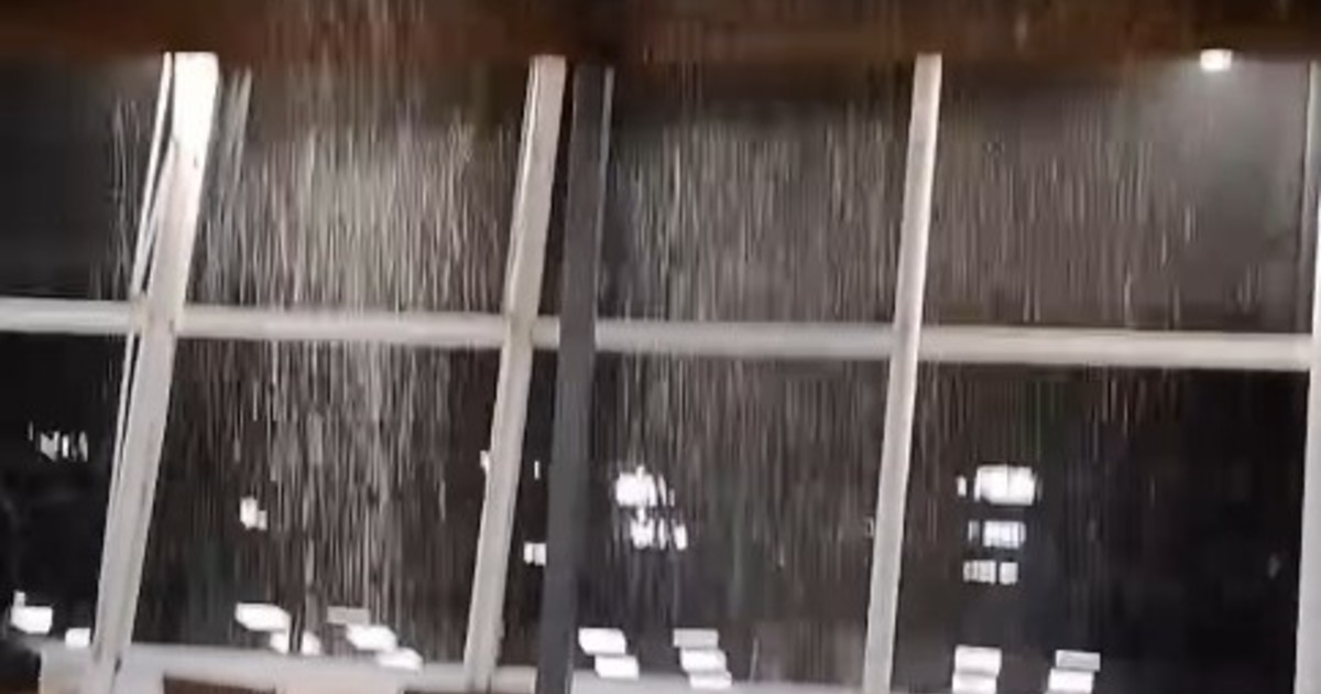 temporal-en-amba:-colapso-un-desague-de-aeroparque-y-cayo-una-catarata-de-agua-en-uno-de-los-restaurantes