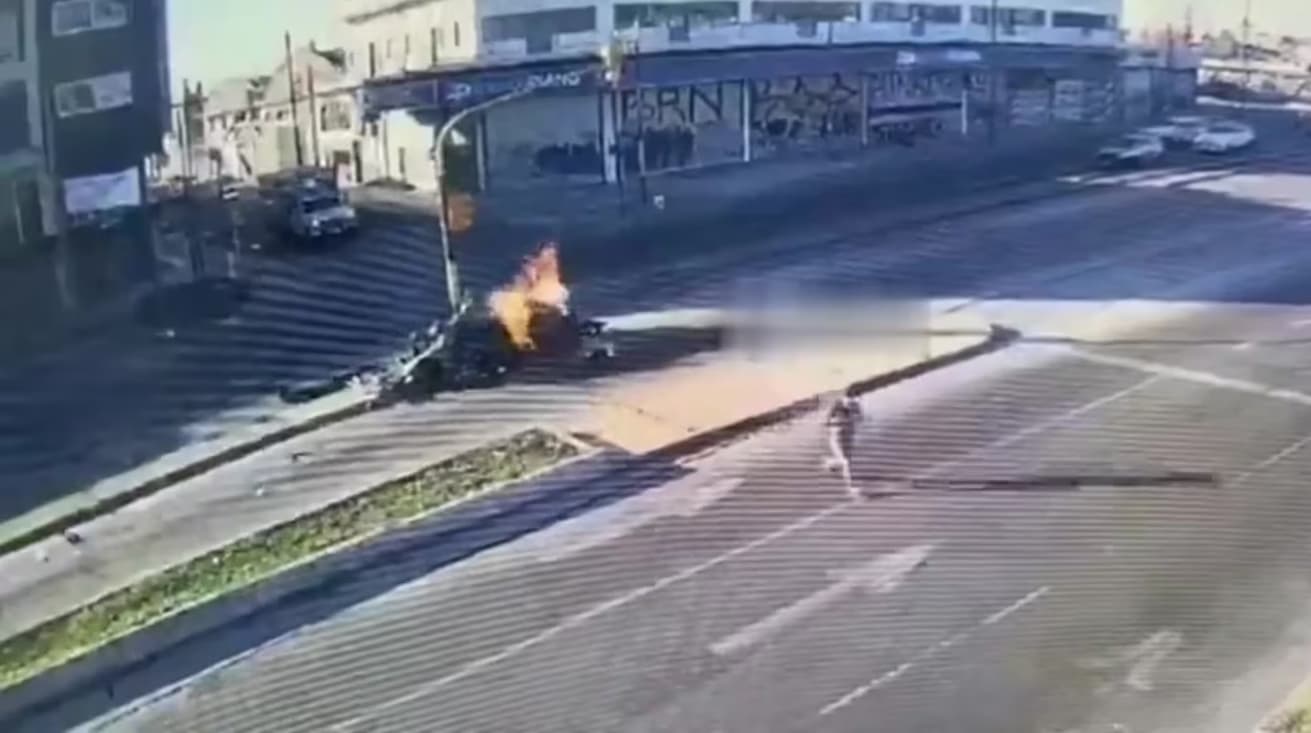 impactante-video:-un-auto-choco-con-un-colectivo,-se-prendio-fuego-y-cuatro-personas-escaparon-de-las-llamas
