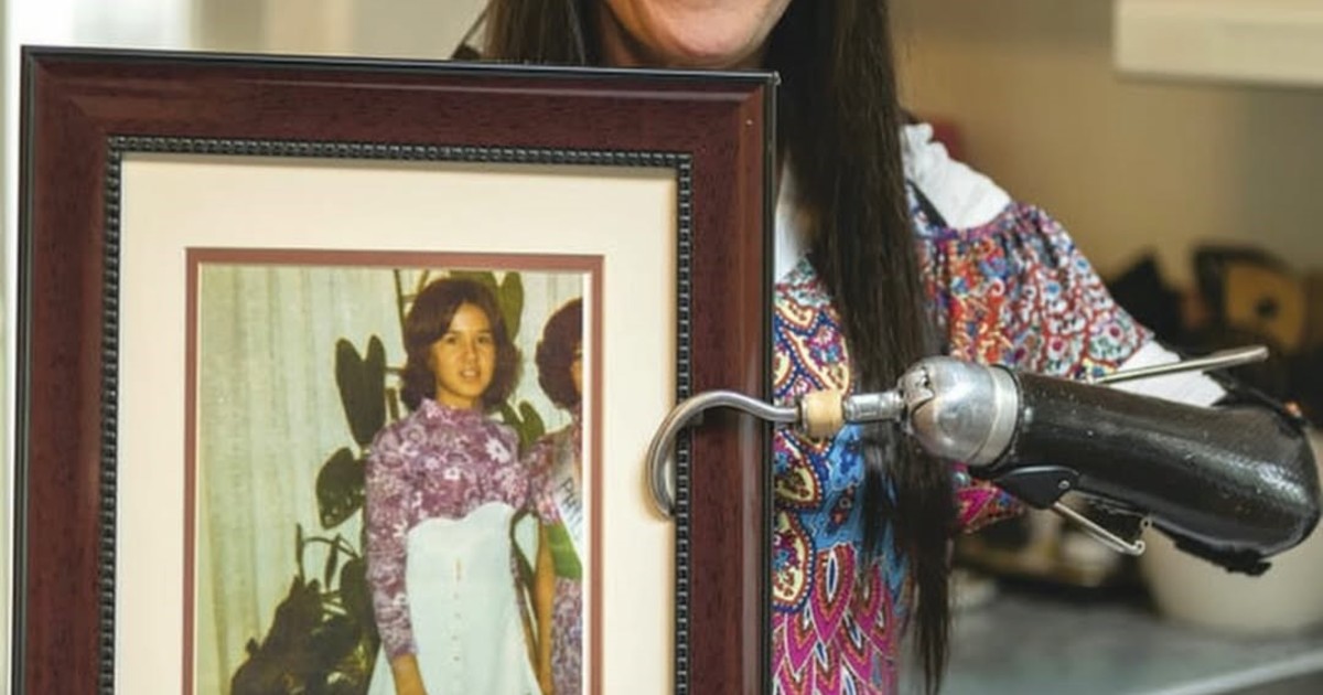 la-violaron-y-le-cortaron-los-brazos-a-los-15-anos:-la-estremecedora-historia-de-la-artista-que-pinto-mas-de-4.000-obras-tras-sobrevivir-a-lo-peor