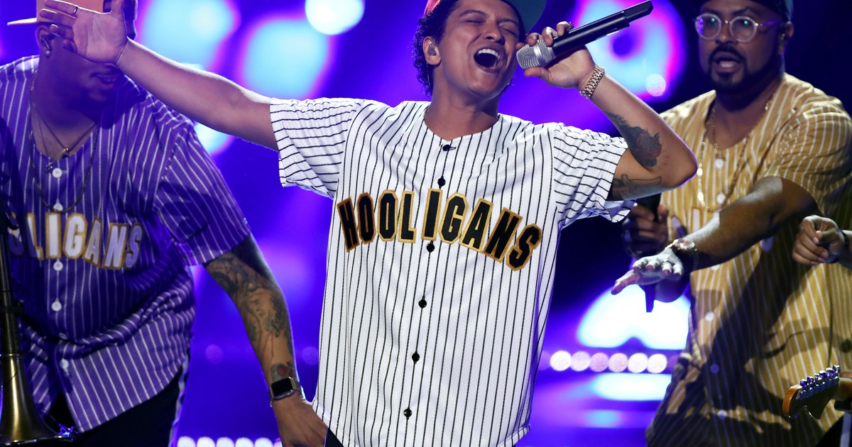 bruno-mars:-como-es-the-romantic,-el-nuevo-album-en-el-que-sigue-declarando-su-amor-por-el-amor