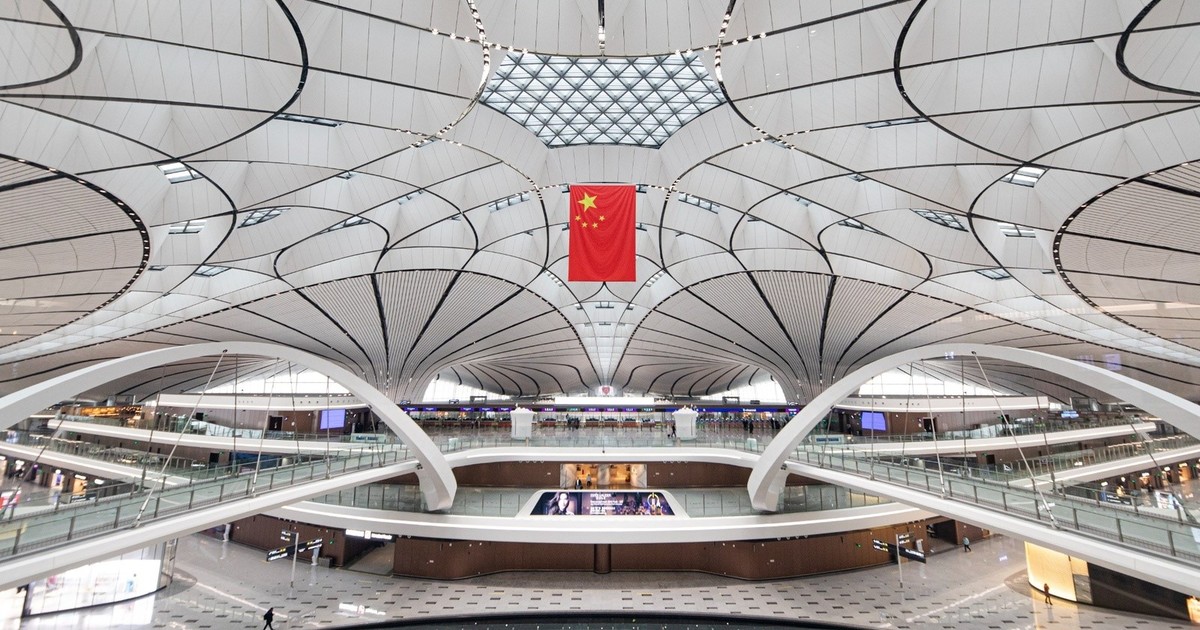 record-en-china:-el-renovado-aeropuerto-de-pekin-costo-us$11.000-millones-y-es-tan-grande-como-98-estadios-de-futbol