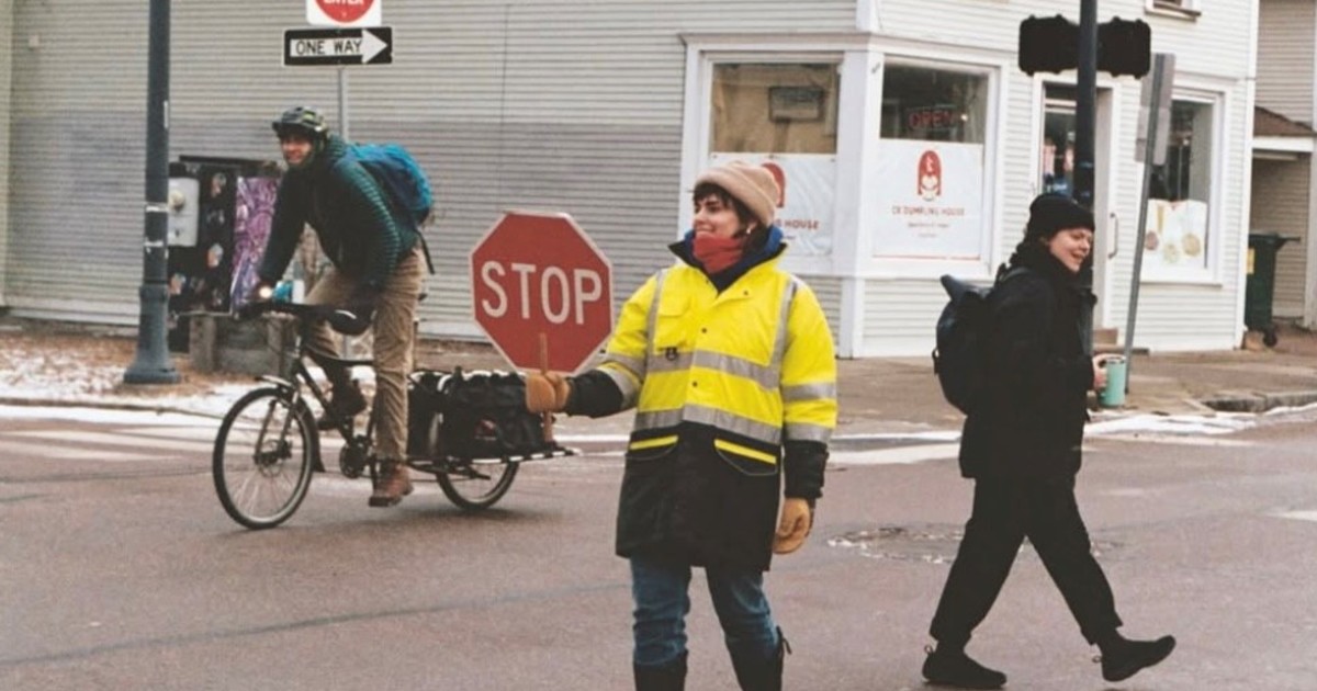 construyo-su-propio-«sueno-americano»:-una-joven-guardia-de-cruces-escolares-gana-14000-dolares-al-mes-como-artesana-en-una-localidad-de-eeuu.