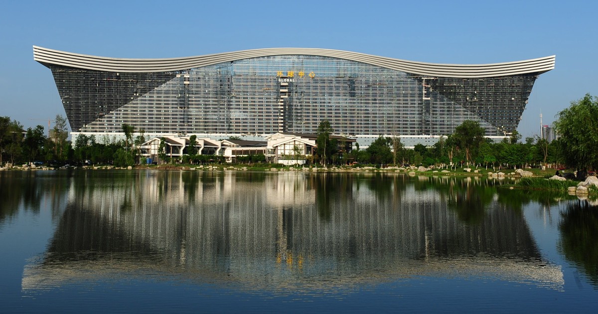 tres-anos-de-obra-y-100.000-trabajadores:-asi-es-el-edificio-chino-que-es-cuatro-veces-mas-grande-que-el-vaticano