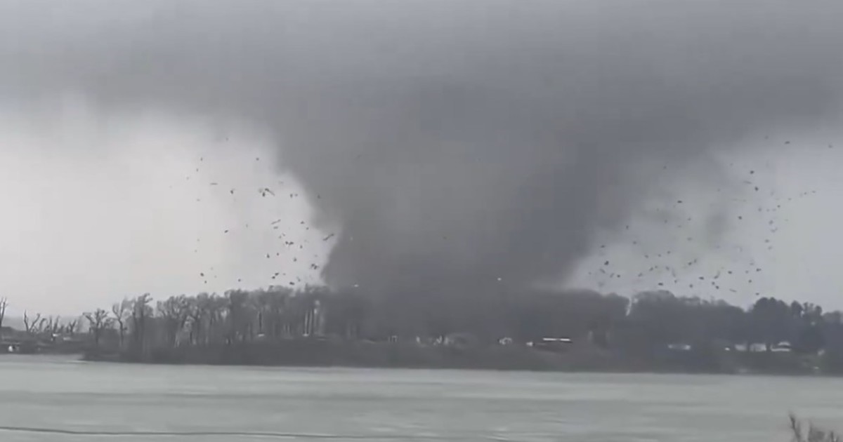 al-menos-cuatro-muertos-tras-el-paso-de-impresionantes-tornados-en-michigan:-los-videos