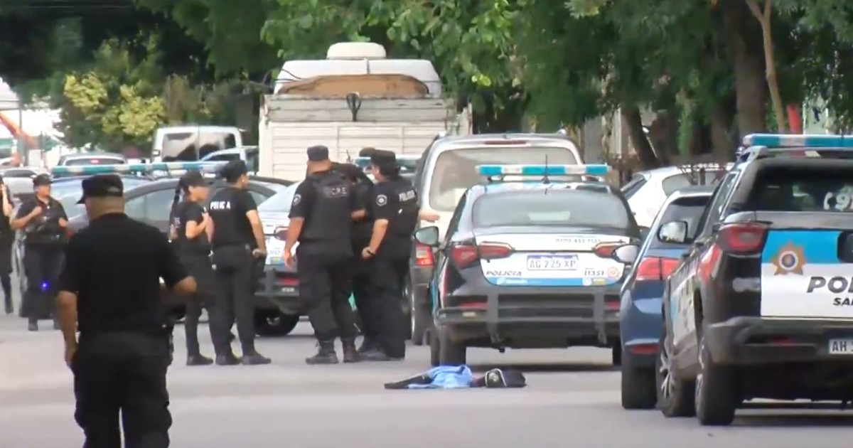 violento-asalto-en-rosario:-balean-a-un-policia-y-para-escapar-robaron-una-patrulla