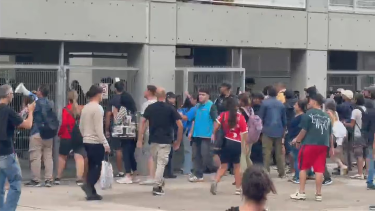 parque-patricios:-vecinos-entraron-por-la-fuerza-al-edificio-que-sufrio-un-derrumbe-en-el-estacionamiento