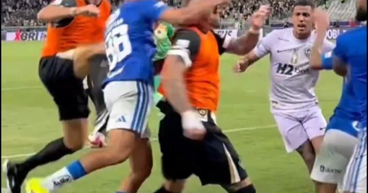 ¡23-expulsados!:-el-lapidario-informe-de-la-batalla-entre-atletico-mineiro-vs-cruzeiro-que-no-desbanco-a-un-partido-del-futbol-argentino-del-record-guinness