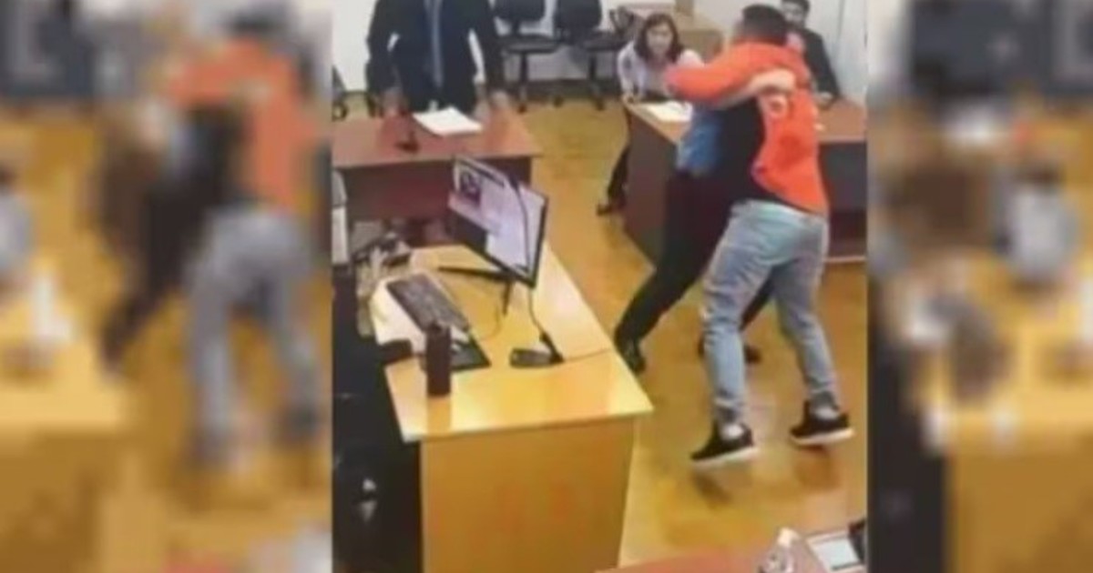 un-preso-desato-toda-su-furia-en-una-audiencia-en-san-juan:-quiso-pegarle-al-fiscal-y-rompio-el-televisor-que-habia-en-la-sala