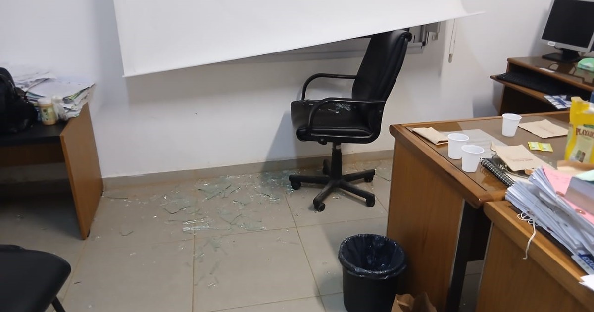 «los-vamos-a-matar-a-todos»:-piedras,-autos-rotos-y-un-juez-lastimado-en-otro-ataque-a-un-tribunal-por-un-fallo-que-provoco-indignacion