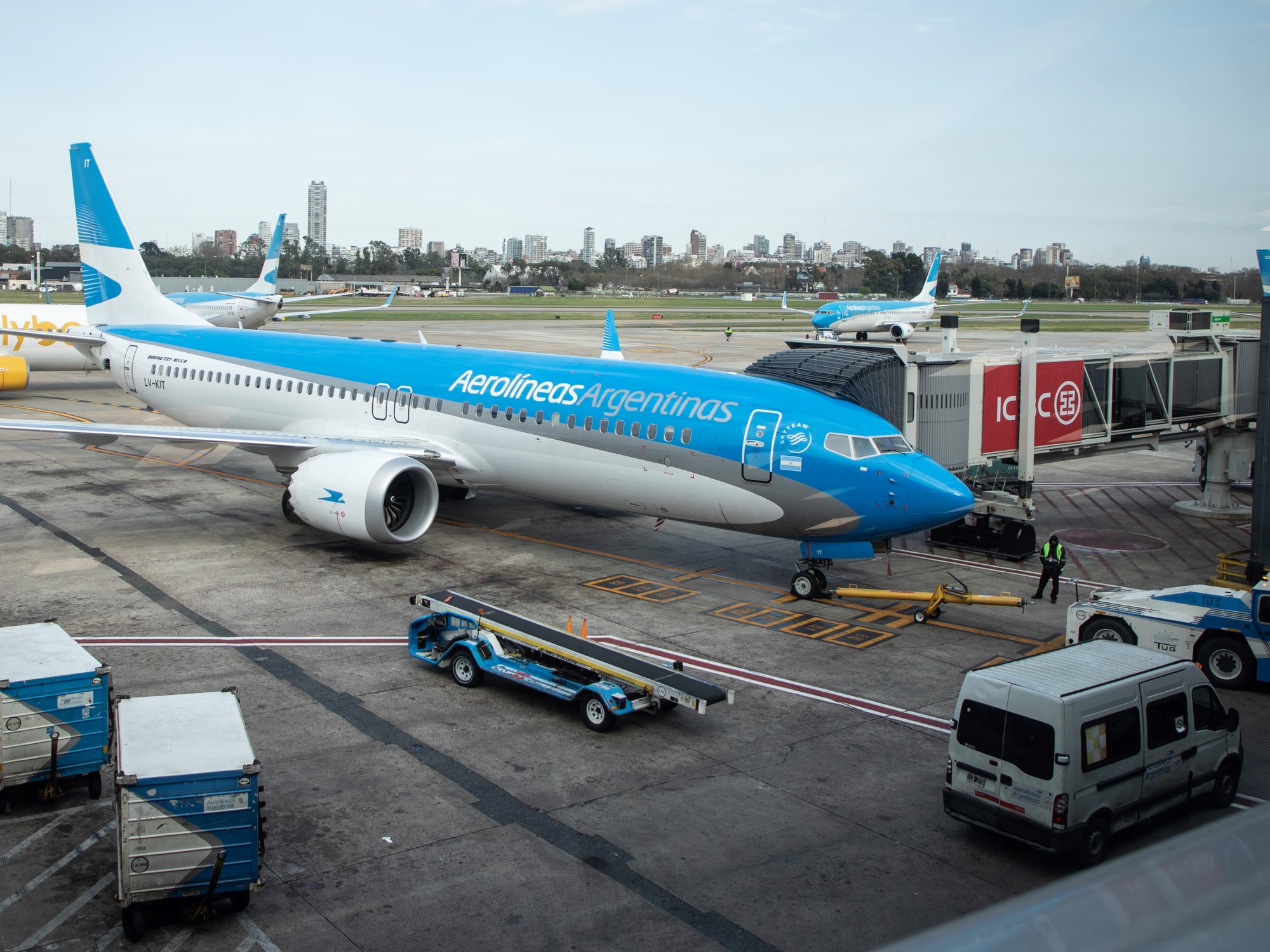 la-suba-del-petroleo-se-siente-en-los-pasajes-de-avion:-aerolineas-argentinas-cobrara-un-recargo-en-sus-vuelos-locales-e-internacionales
