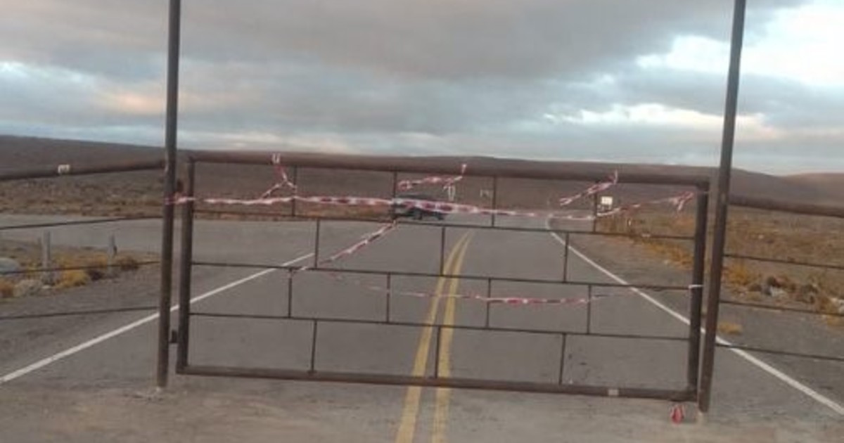 insolito:-la-duena-de-un-campo-en-chubut-corto-una-ruta-provincial-con-una-tranquera-de-metal