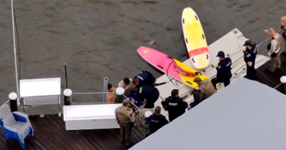 lo-arrestaron,-huyo-y-salto-al-rio-para-escapar-nadando:-el-video-de-la-insolita-persecucion-acuatica