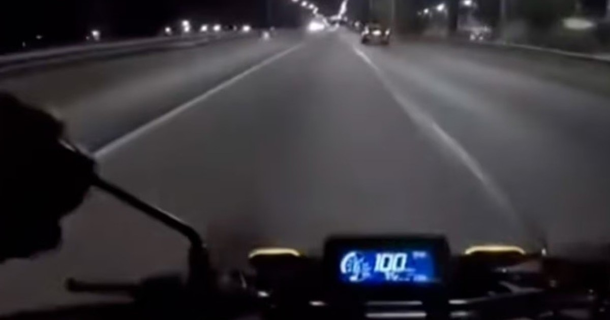 rapidos-y-furiosos:-motochorros-le-roban-a-un-motociclista-cuando-iba-a-100-kilometros-por-hora-y-todo-fue-filmado