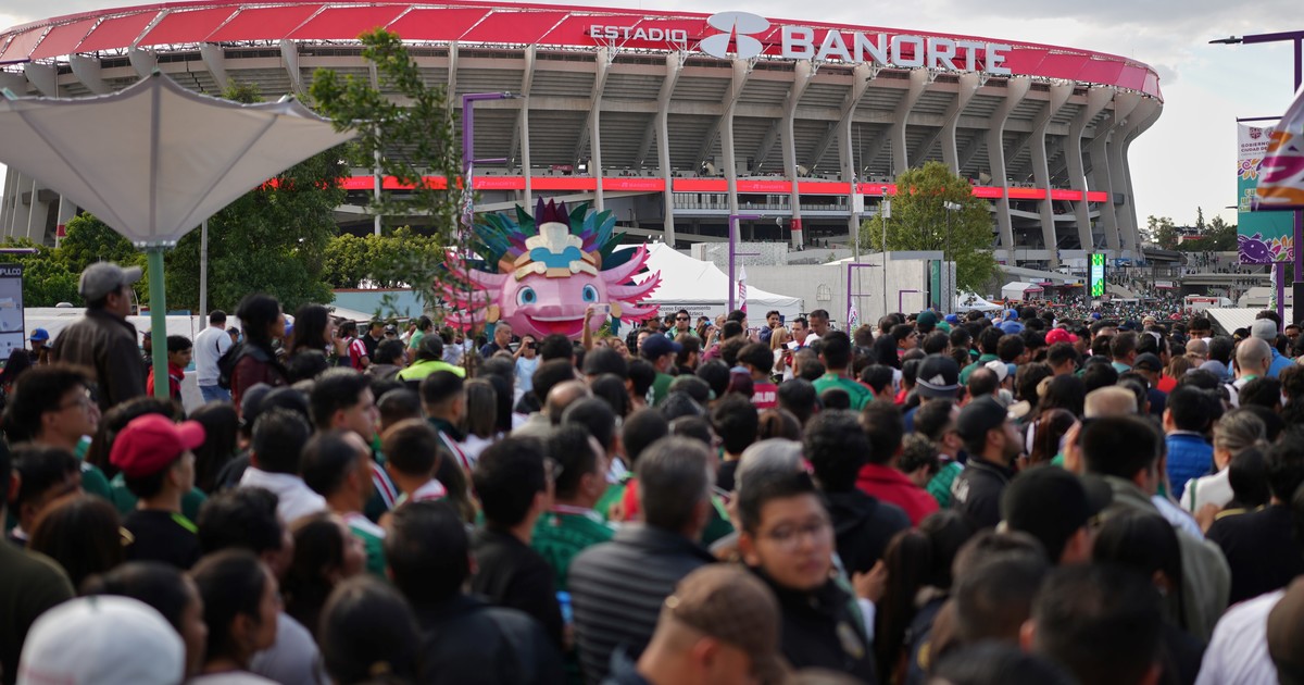 tragedia-en-la-reapertura-del-estadio-azteca:-un-hincha-murio-tras-intentar-saltar-hacia-la-zona-de-palcos