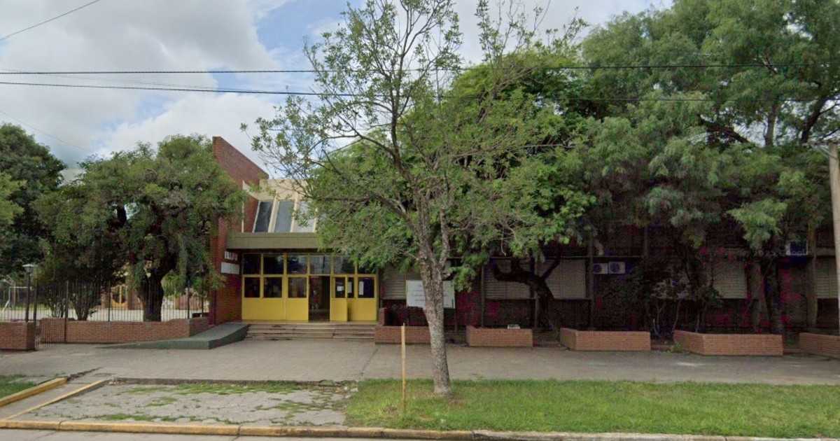 horror-en-santa-fe:-el-agresor-disparo-entre-4-y-5-veces-y-fue-detenido-por-un-empleado-de-la-escuela-mariano-moreno-que-le-quito-la-escopeta