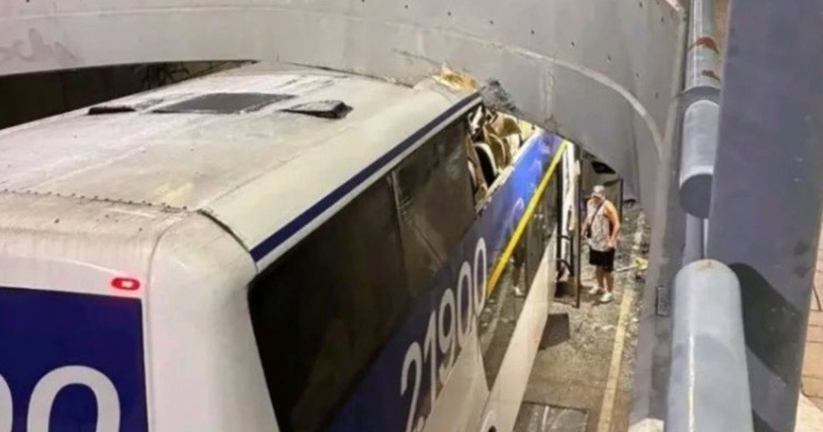 insolito-accidente-de-hinchas-de-chaco-for-ever-en-banfield:-el-micro-que-los-trasladaba-se-incrusto-en-un-paso-bajo-nivel,-hubo-heridos