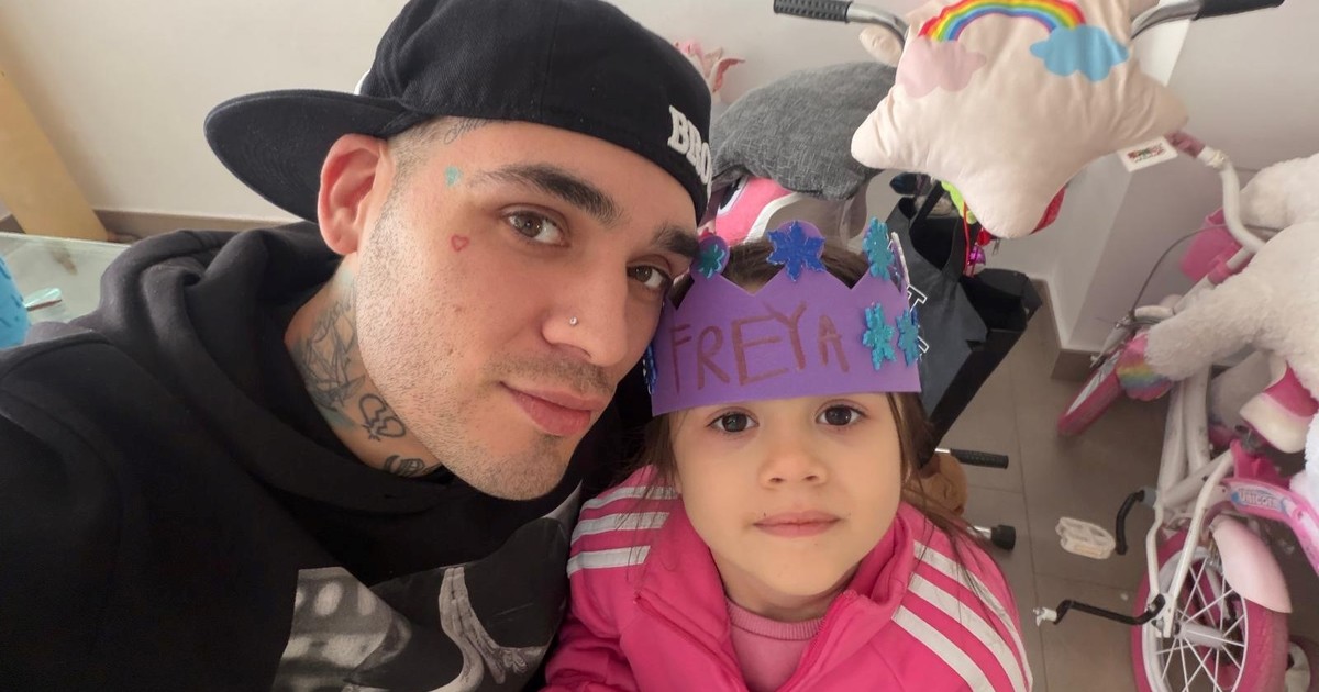 el-duo-rapero-cordobes-de-padre-e-hija-que-es-furor-en-redes-sociales-y-ya-conquista-las-calles-espanolas-improvisando-sobre-lo-que-ve