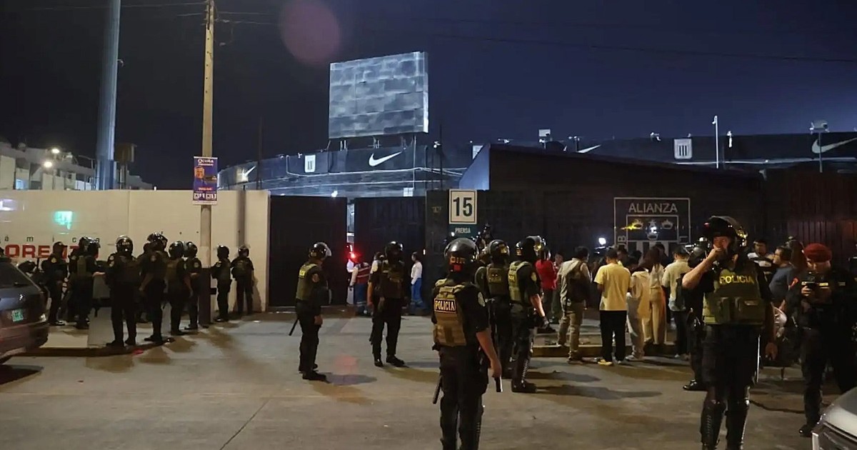 tragedia-en-peru:-se-derrumbo-un-muro-en-el-estadio-de-alianza-lima-durante-un-banderazo-y-hay-un-muerto-y-mas-de-60-heridos