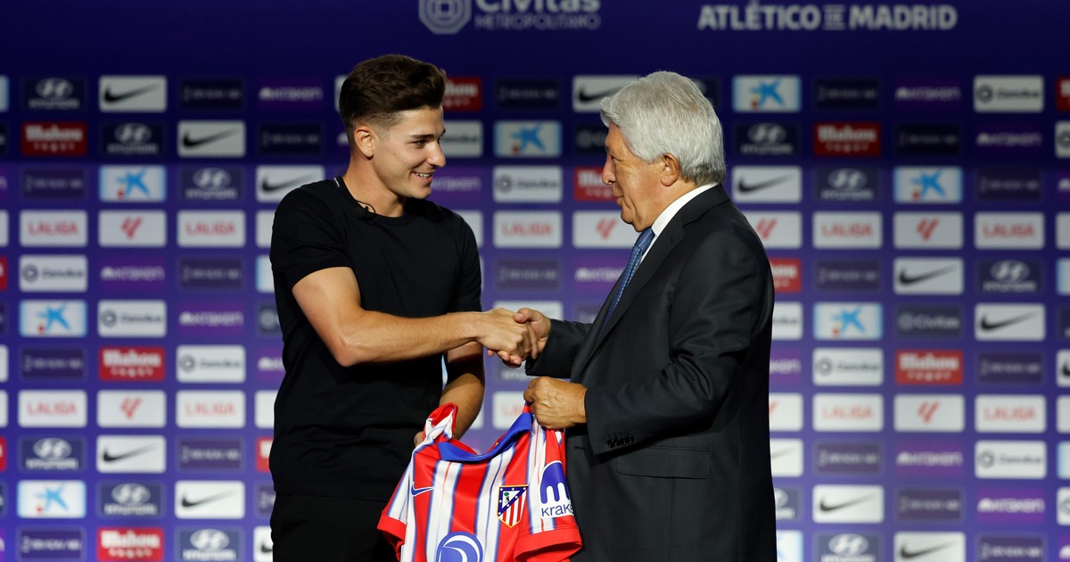 julian-alvarez-suena-en-el-barcelona-pero-el-presidente-del-atletico-de-madrid-lanzo-una-frase-desafiante:-«yo-soy-dios»