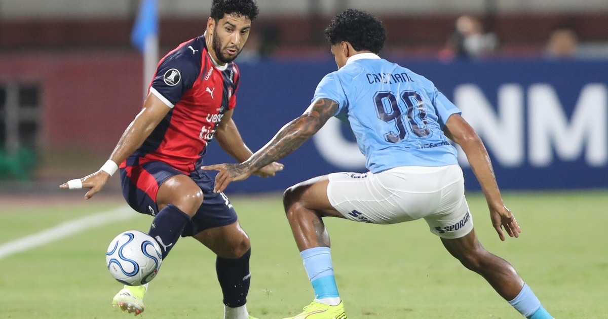 la-insolita-expulsion-de-un-ex-independiente-en-la-copa-libertadores:-agredio-a-un-rival-con-un-saque-lateral-y-tras-el-var-le-sacaron-la-roja