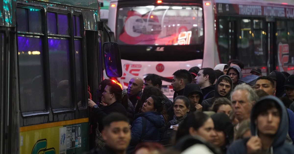 tercer-dia-de-demoras-y-caos-para-viajar:-quejas-de-los-pasajeros-mientras-buscan-destrabar-el-conflicto-entre-el-gobierno-y-las-empresas