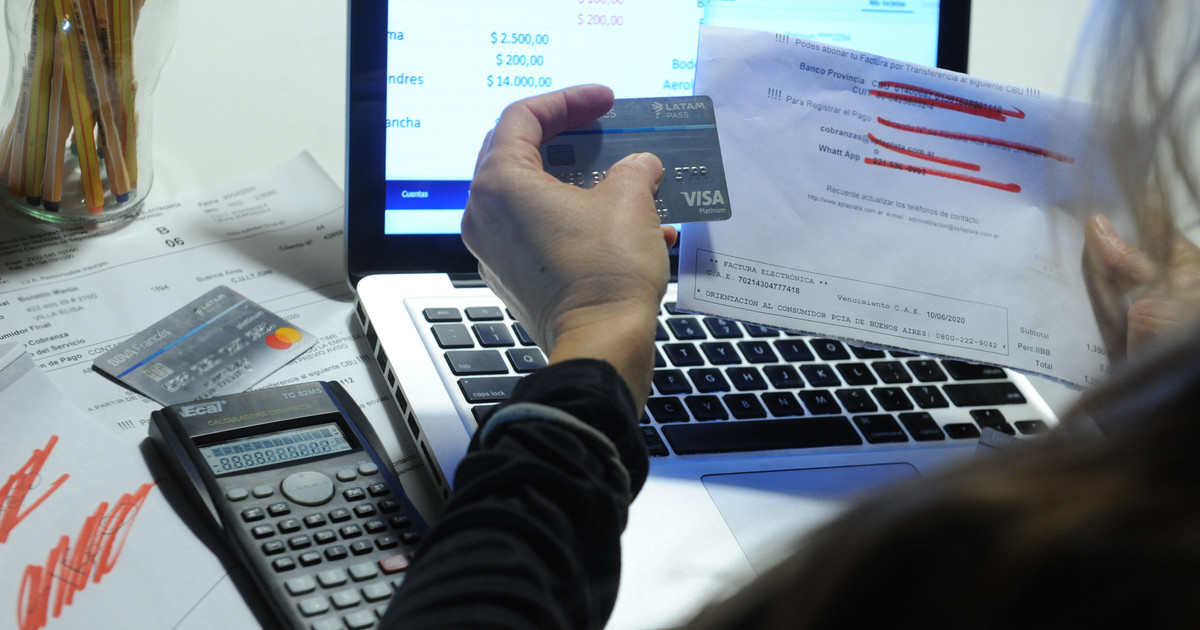 las-tasas-no-aflojan-y-la-deuda-de-las-familias-con-billeteras-toco-un-record:-el-30%-tiene-al-menos-tres-meses-de-demora