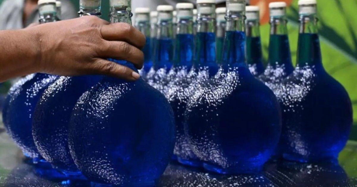 una-mentira-que-lleva-130-anos:-el-famoso-licor-curazao-azul-no-es-azul