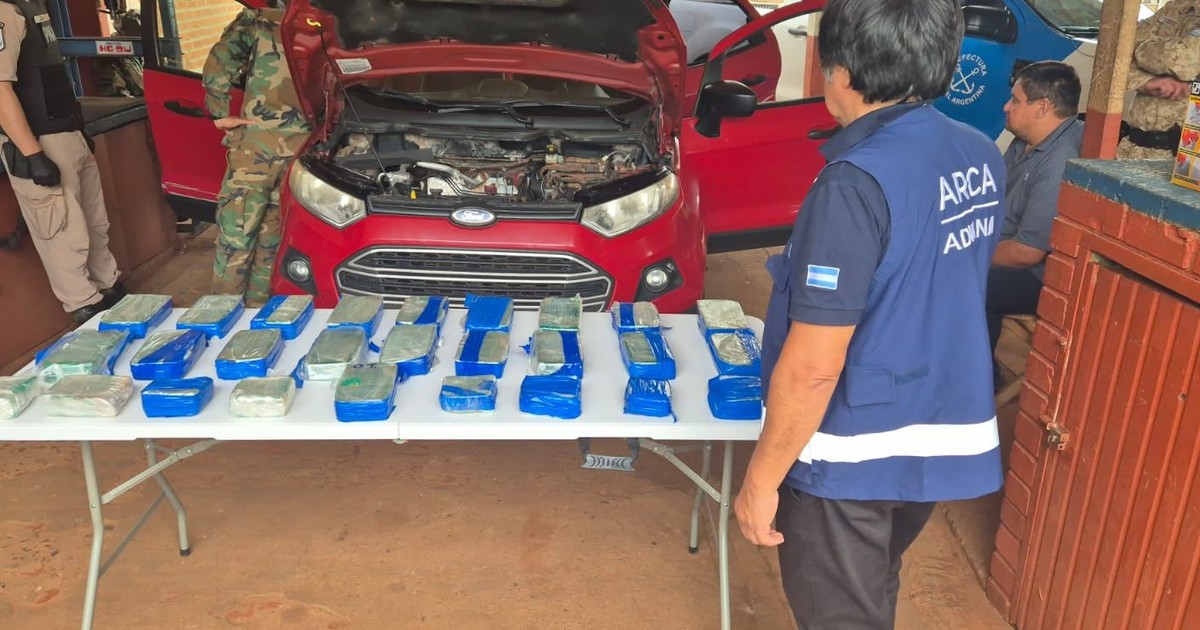llevaba-mas-de-24-kilos-de-cocaina-escondidos-en-el-tablero-de-su-auto:-quedo-detenido