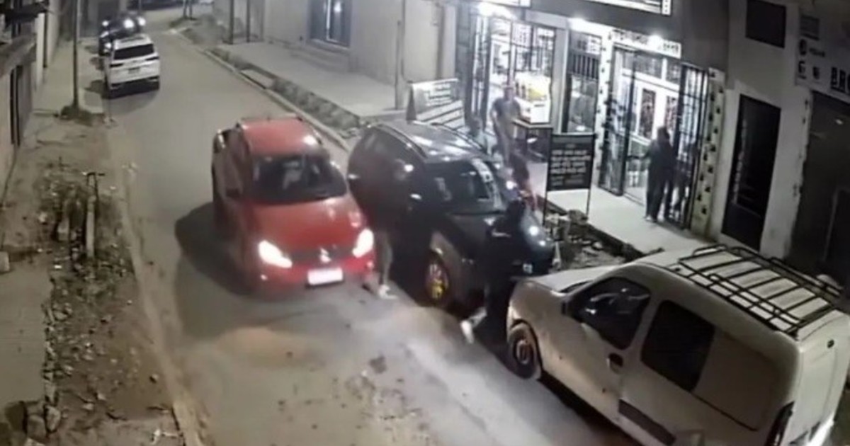 inseguridad-en-lomas-de-zamora:-un-automovilista-embistio-a-un-ladron-para-evitar-el-robo-pirana-de-un-vehiculo-y-todo-quedo-grabado